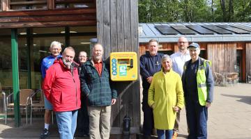 Group of people with defibrillator in Northumberland Park 