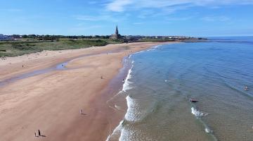 An image of Tynemouth Longsands beach from above.