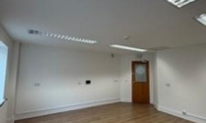 Empty room with woodem floor and ceiling lights